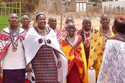 women discuss about water resources